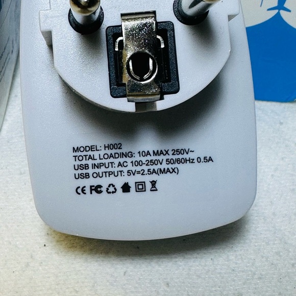 White Travel Adapter with USB Ports model :H002  Lot of 3 - Picture 3 of 3
